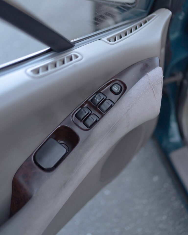 1996 Subaru SVX LSi photo 131